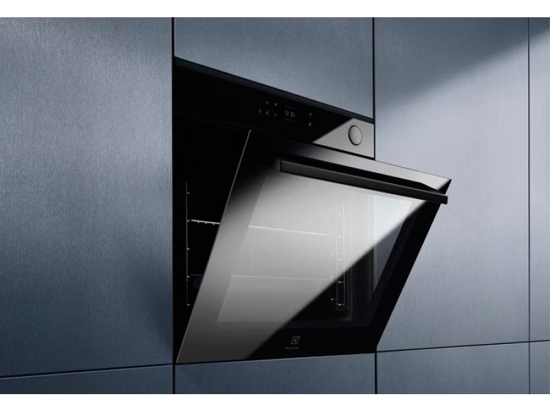 Electrolux EOC8P39H встроен в кухонную нишу, открытая дверца с ручкой, чёрный корпус