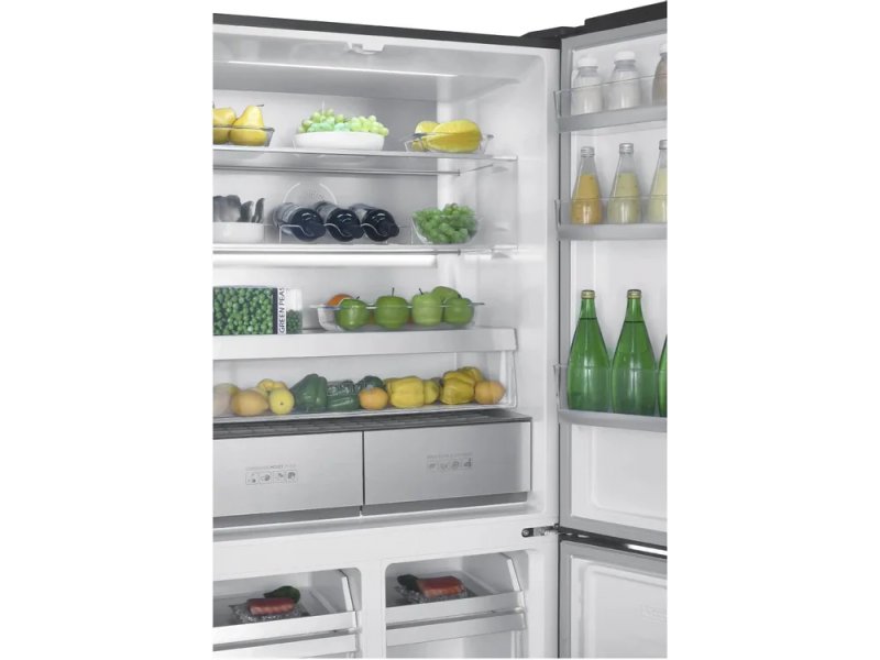 Korting KNFM 91868 GN — открытое холодильное отделение с продуктами, отделение для напитков на боковой стенке, выдвижные ящики