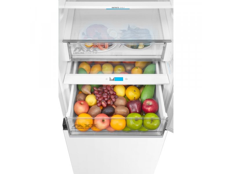 Midea MDRB601MME01 белый в интерьере кухни вид с открытой дверью холодильной камеры