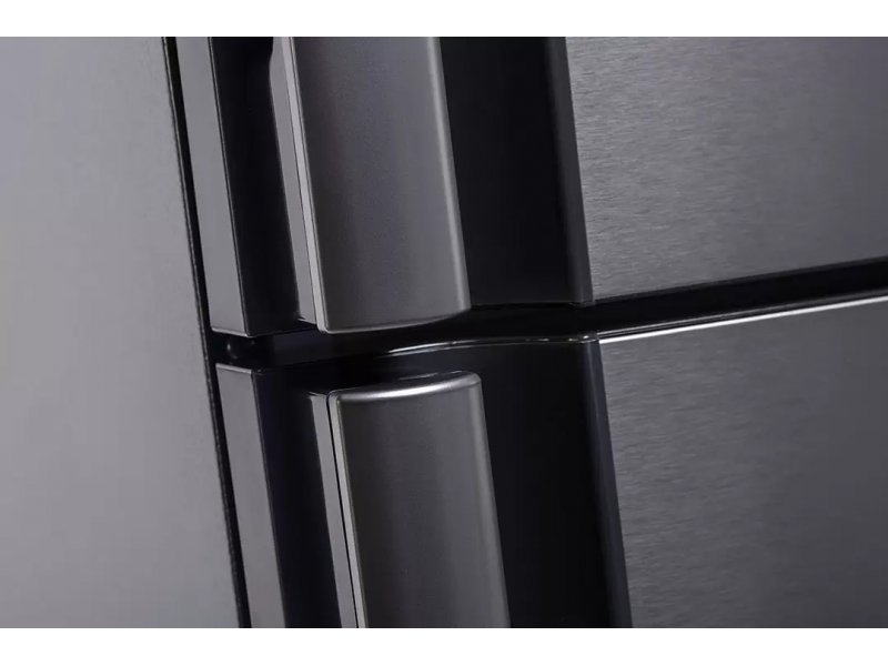 Sharp SJ-XE59PMSL крупный план — металлические двери, чёрная вставка между камерами, детали корпуса