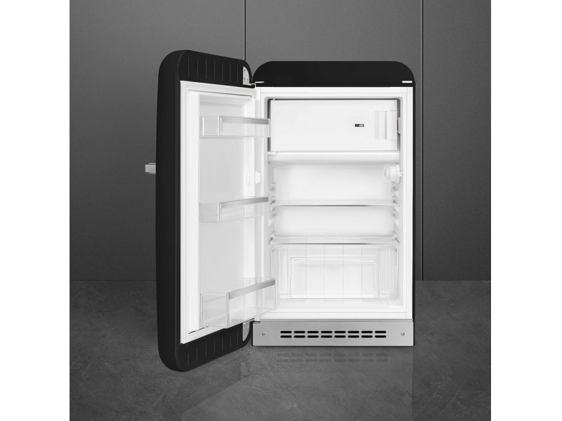 Smeg FAB10LBL6 &mdash; внутреннее пространство с двумя стеклянными полками холодильной камеры и морозильным отделением сверху