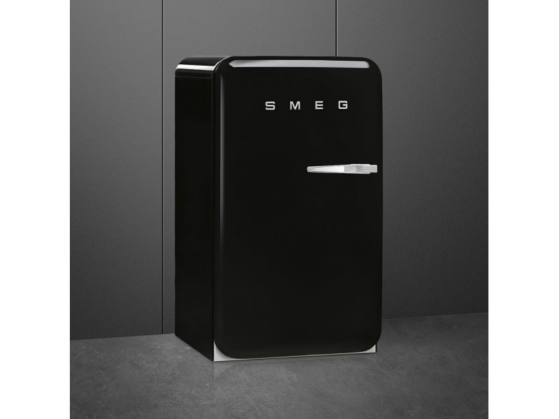 Smeg FAB10LBL6 черный &mdash; боковой профиль, ретро-дизайн и компактные габариты 97&times;54,5&times;65,9 см