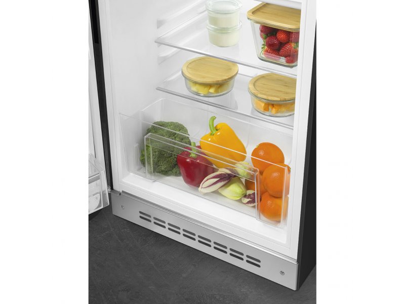Smeg FAB10LBL6 &mdash; продукты на стеклянных полках холодильной камеры: овощи, фрукты, контейнеры