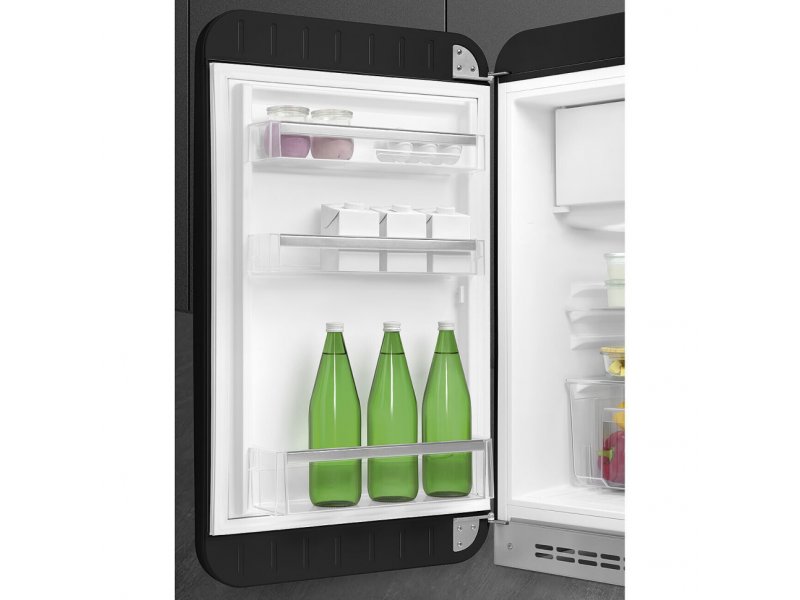 Smeg FAB10LBL6 &mdash; полки на двери с бутылками и контейнерами, три стеклянные полки
