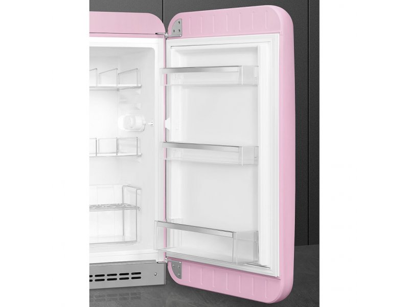 Smeg FAB10RPK6 &mdash; внутреннее пространство с тремя полками на двери и регулируемыми полками камеры