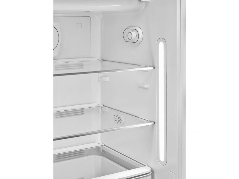 Smeg FAB28RCR6 кремовый в интерьере светлой кухни с деревянной столешницей