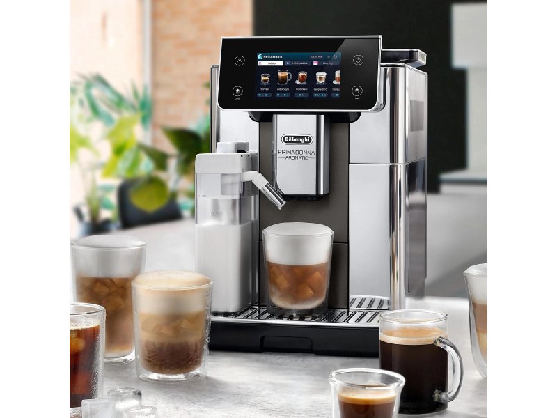 Delonghi Primadonna Aromatic ECAM630.75.TSM — кофемашина в интерьере кухни, демонстрация масштаба и дизайна