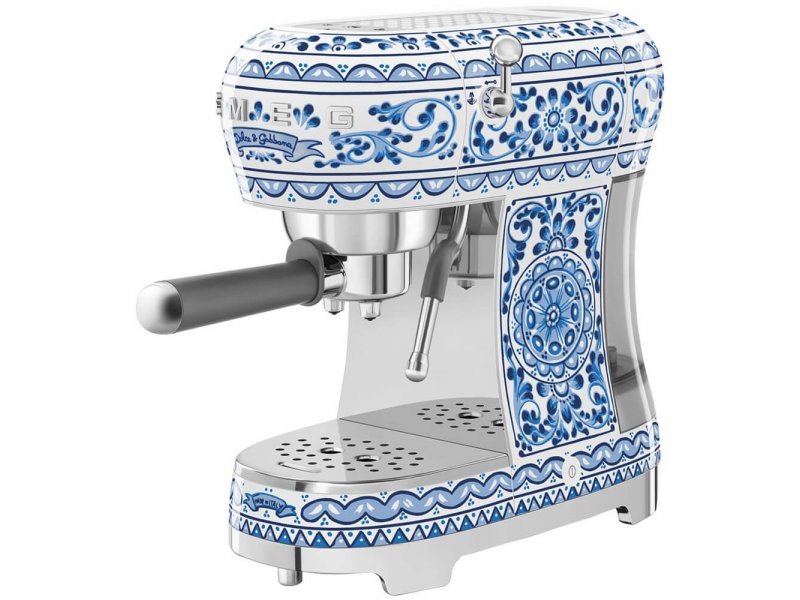 Smeg ECF02DGBEU синий — рожковая кофемашина с керамическим орнаментом, паровая трубка и рожок для подачи кофе