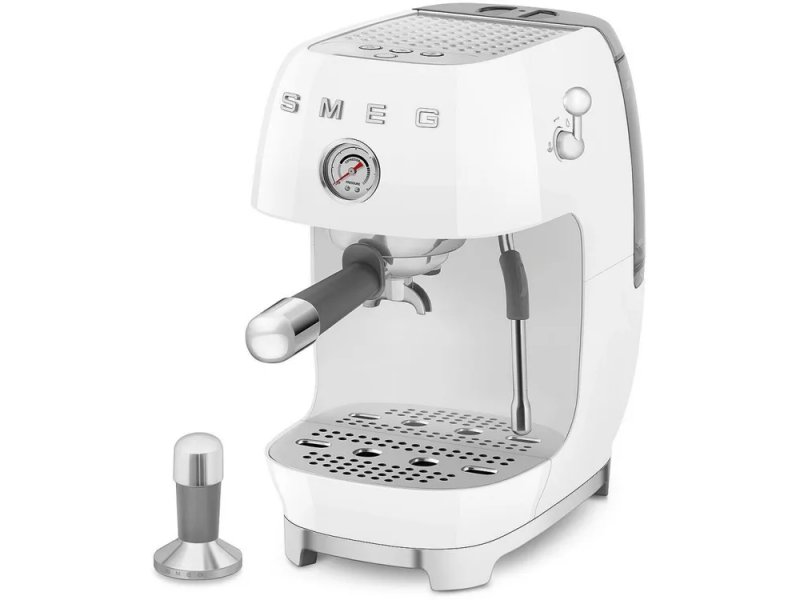 Smeg ECF03WHEU белый рожковая кофемашина с паровой трубкой и холдером вид спереди