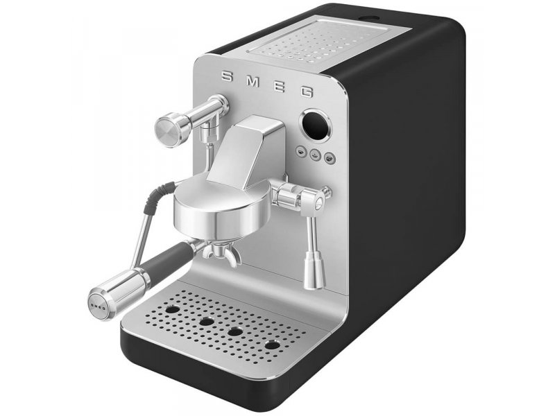 Smeg EMC02BLMEU черный — вид спереди, стальная передняя панель с профессиональной группой и паровым рычагом