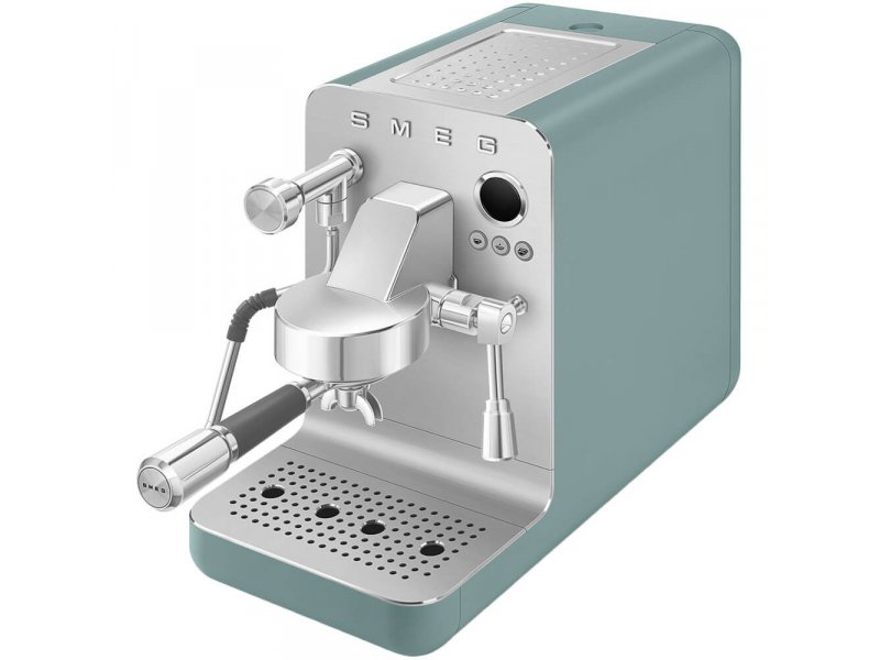 Smeg EMC02EGMEU зелёная рожковая кофеварка с питчером и портафильтром, вид спереди-сбоку