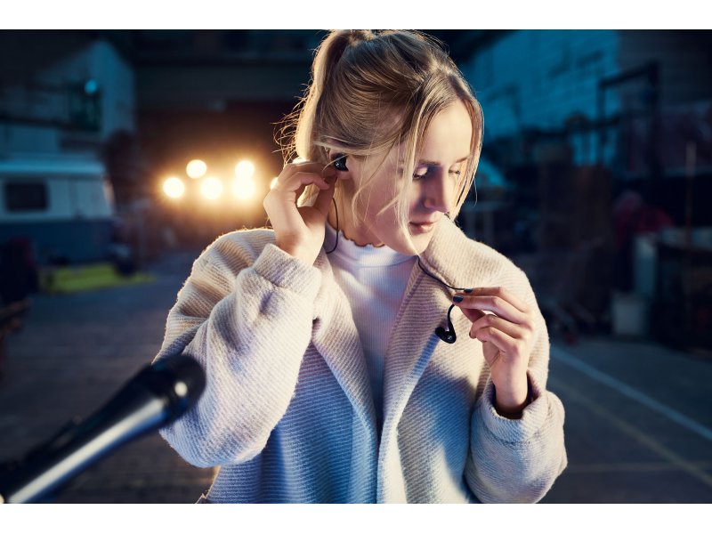 Sennheiser IE 100 Pro Wireless — фирменный логотип и маркировка на корпусе наушника