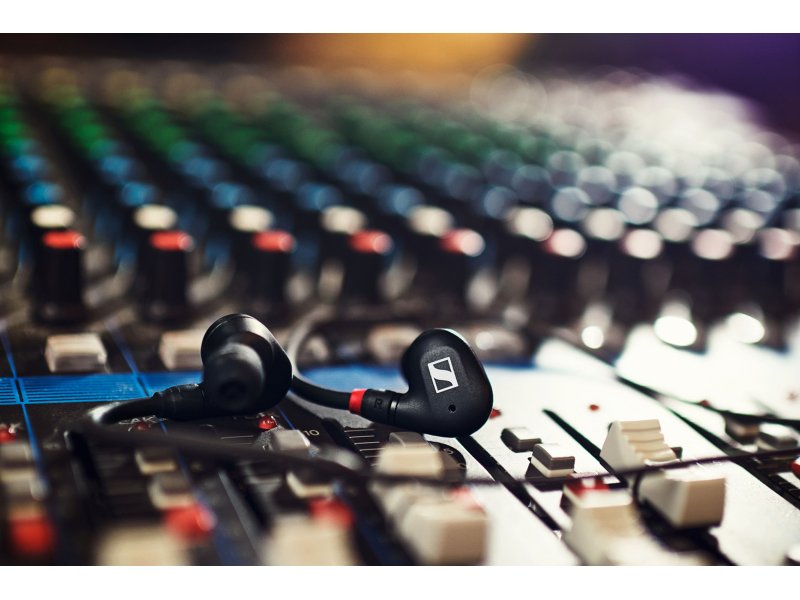 Sennheiser IE 100 Pro &mdash; наушник на ухе музыканта, демонстрация посадки и фиксации кабеля