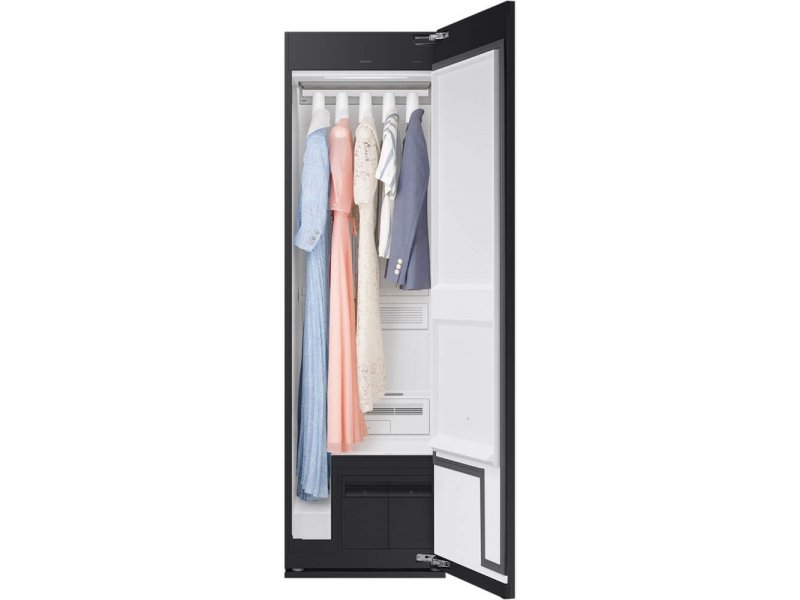 Samsung DF24CB9900CRLP AirDresser с открытыми дверями — одежда на вешалках в верхней камере, нижняя секция для хранения