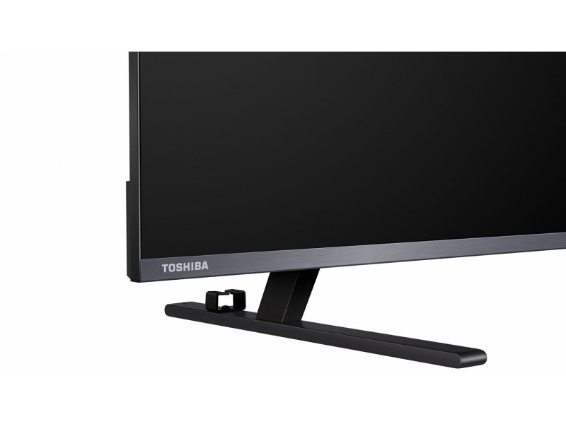 Toshiba 55Z680SE &mdash; крупный план нижней части корпуса с логотипом Toshiba и ножками подставки