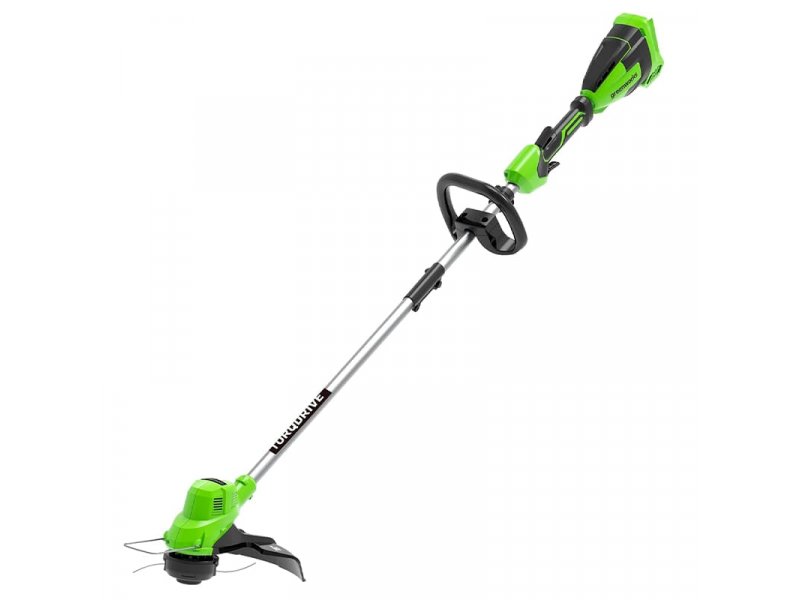 Greenworks GD40LT аккумуляторный триммер 40 В вид в полный рост, зелёно-чёрный корпус, режущая головка внизу