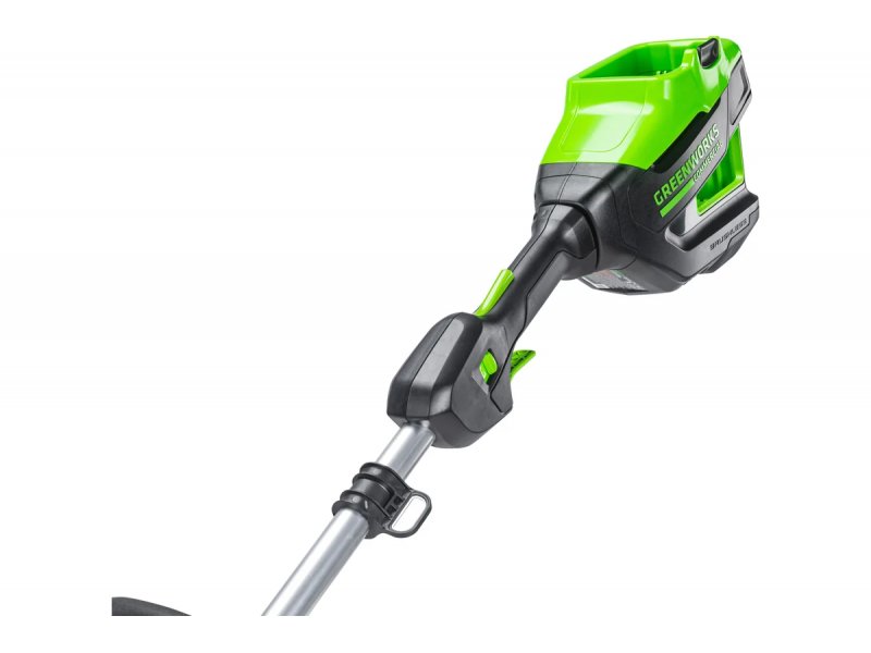 Greenworks GD82LTK2 в рабочем положении — бесщёточный двигатель сверху, леска в боевой готовности