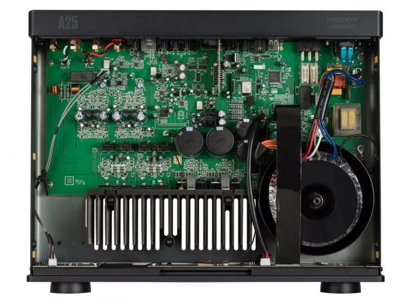 Arcam RADIA A25 Plus &mdash; внутреннее устройство: трансформатор, радиаторы и плата усилителя