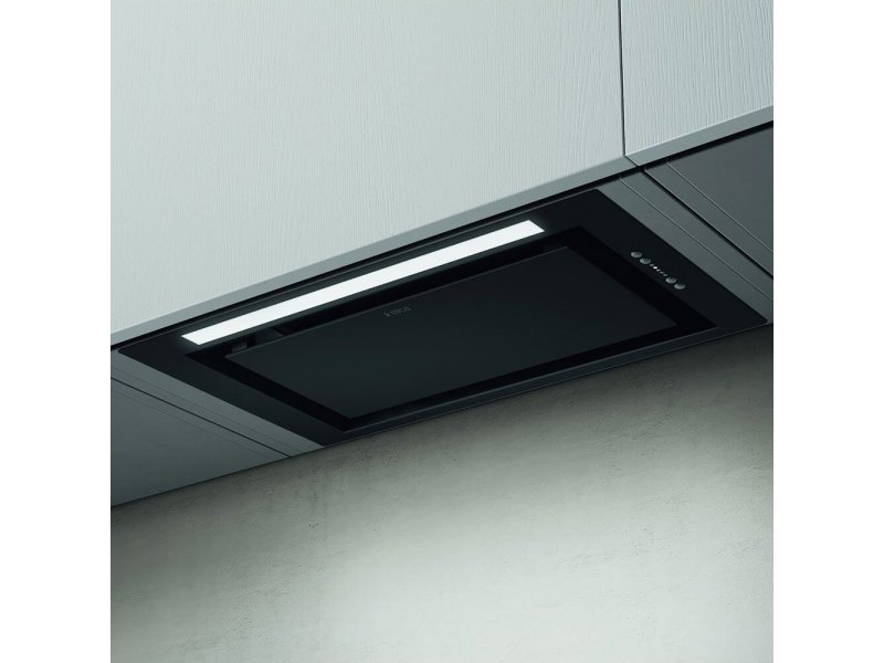 Elica Lane Sensor BLMAT/A/72 установленная под навесным шкафом кухни — боковой вид с подсветкой