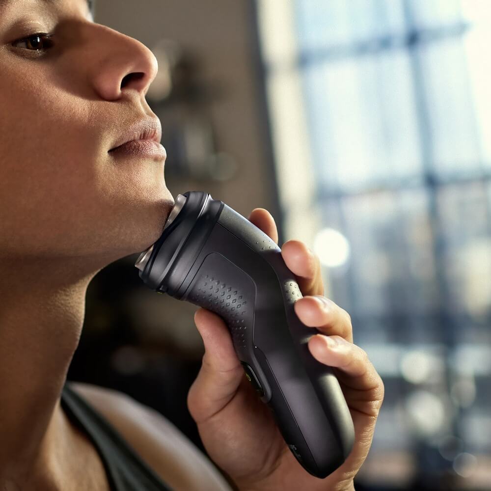 Philips X3021/00 в руке — корпус с нескользящей вставкой, вид сбоку