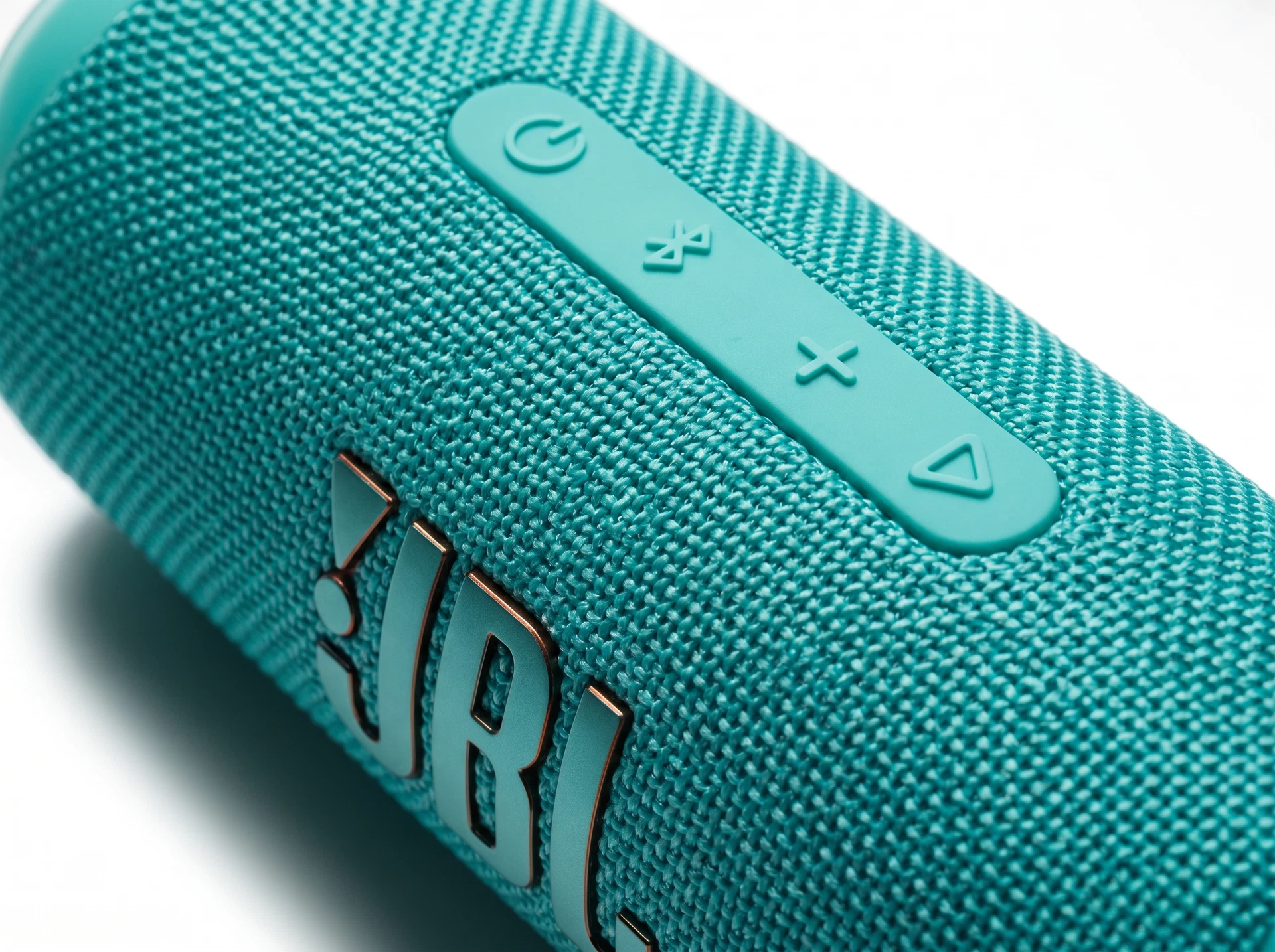 JBL Flip 6 бирюзовый в интерьере — вид сбоку, компактный цилиндрический корпус