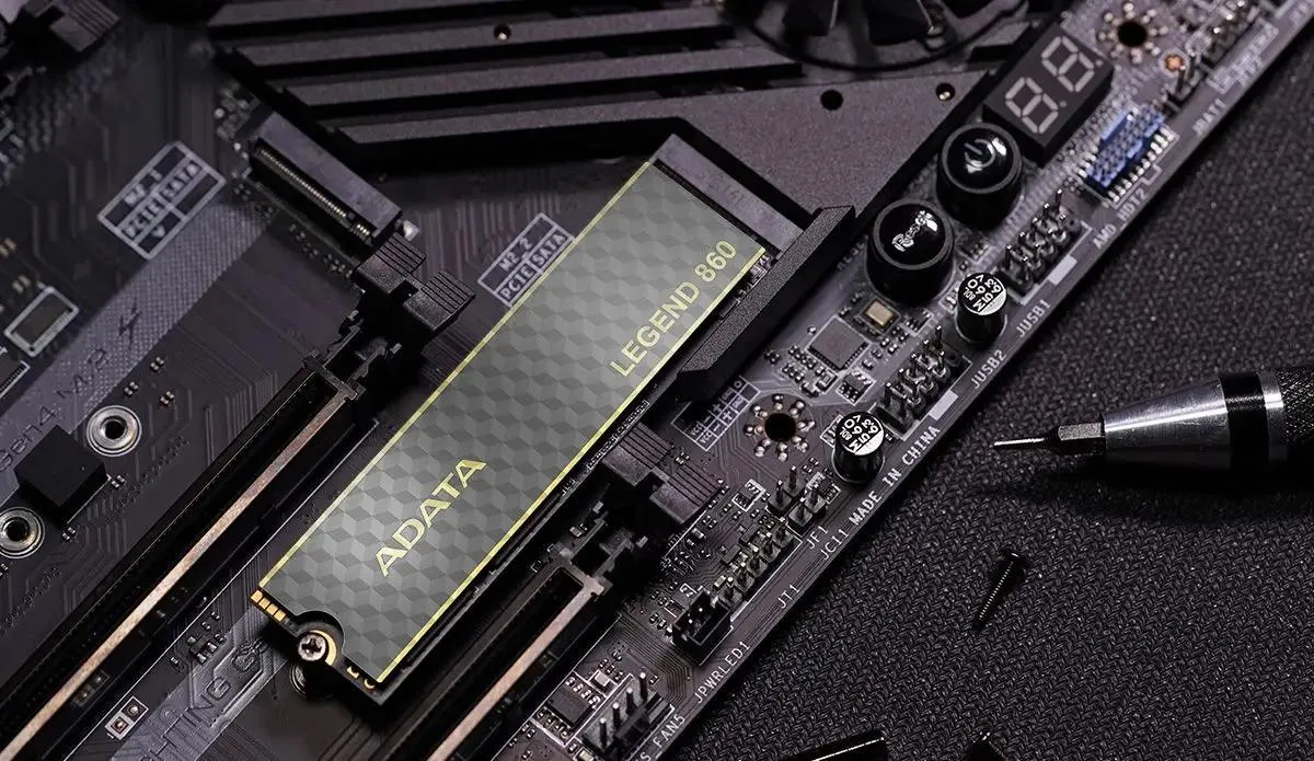 ADATA Legend 860 500 ГБ M.2 NVMe установлен на материнской плате — вид сверху