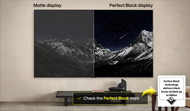 Гостиная с закрепленным на стене LG OLED TV. На телевизоре изображение горного массива на фоне вечернего темного неба со звездами. Изображение разделено пополам &mdash; матовый дисплей и Идеальный чёрный дисплей с сертификатом уровня чёрного 0,24 нит до 500 Лк.