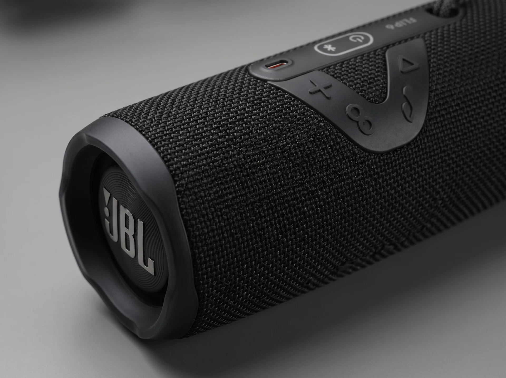 JBL Flip 6 портативная колонка в интерьере, вариант размещения на полке дома