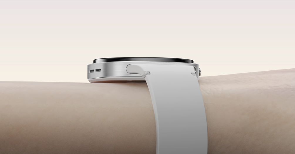 Samsung Galaxy Watch8 44 мм серебристый — боковой профиль с кнопками и портами на грани корпуса