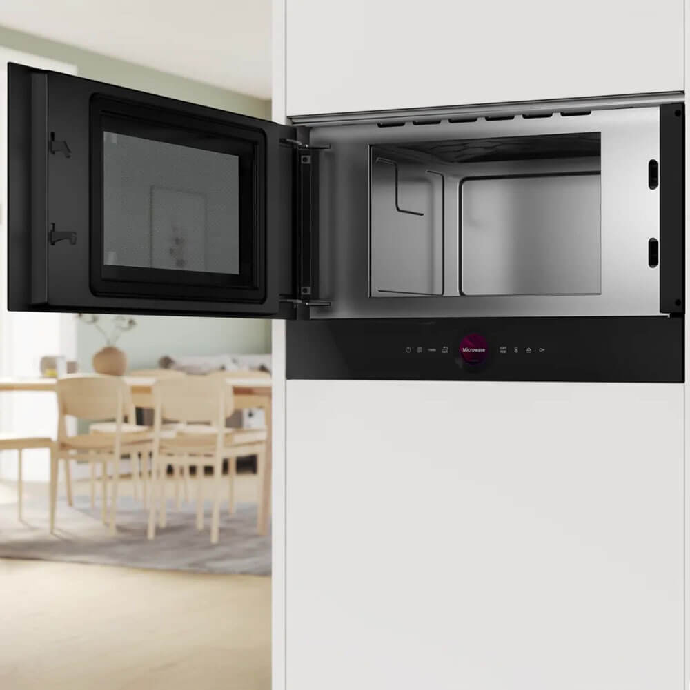 Bosch BFL7221B1 встраиваемая микроволновая печь в чёрном корпусе с открытой дверцей в кухонном гарнитуре