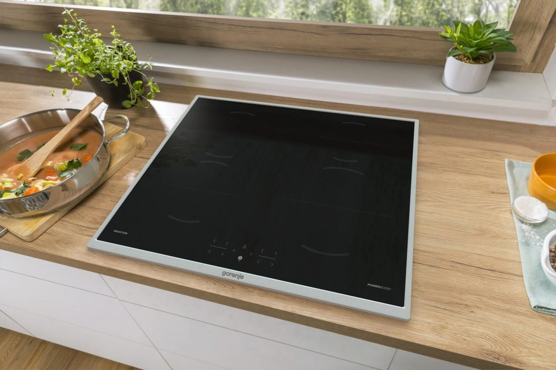 Gorenje GI6401BX вид сверху — чёрная стеклокерамика с сенсорным управлением, встроена в кухонную столешницу