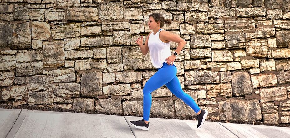 Garmin Forerunner 55 серый на запястье во время бега по каменной дорожке