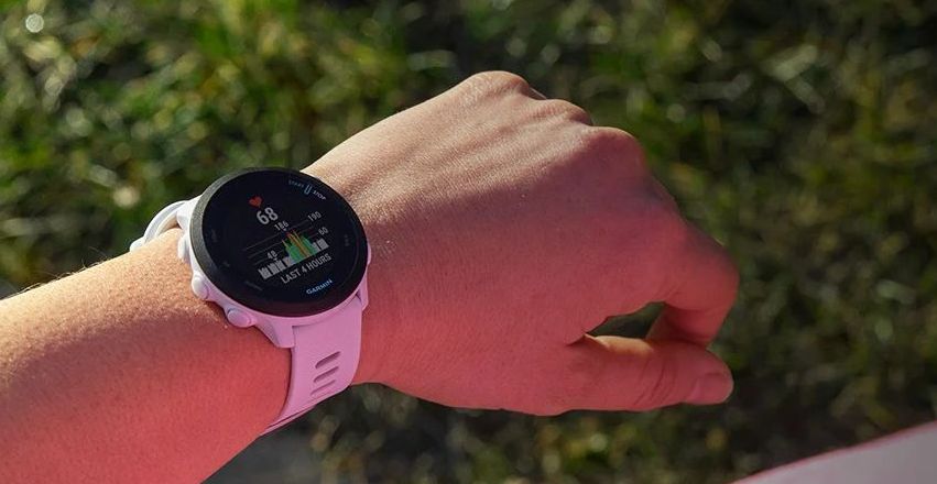 Garmin Forerunner 55 &mdash; экран с показателями пульса и дистанции во время тренировки
