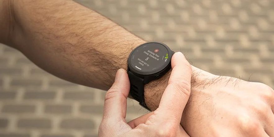 Garmin Forerunner 55 серый на запястье &mdash; размер корпуса 42 мм и посадка ремешка