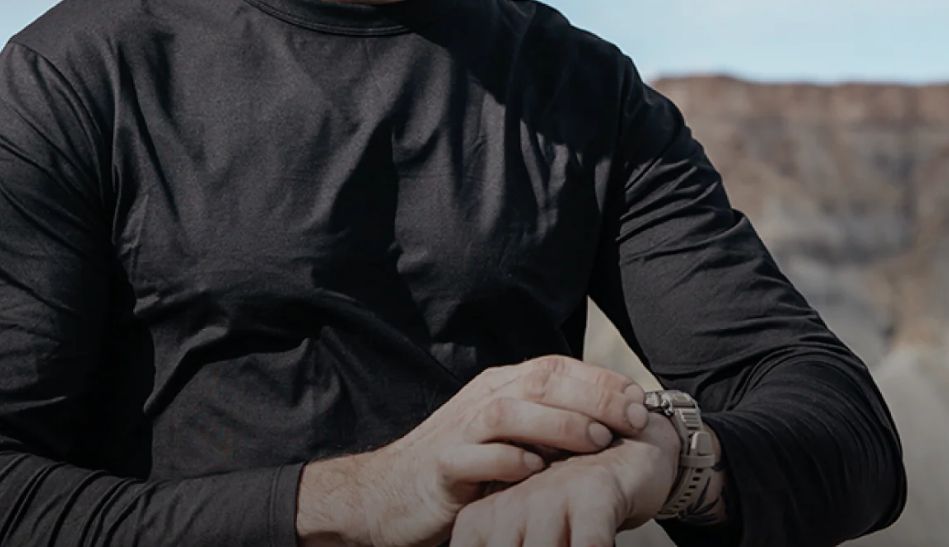 Amazfit T-Rex Ultra A2142 крупный план на запястье прочный корпус нержавеющая сталь