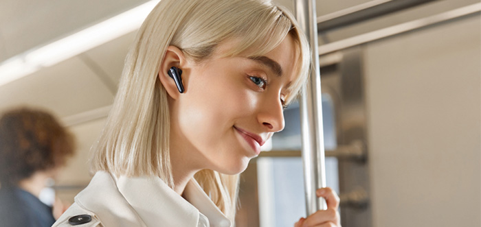 Кнопки управления на корпусе Soundcore Liberty 4 Pro — механизм нажатия и скольжения