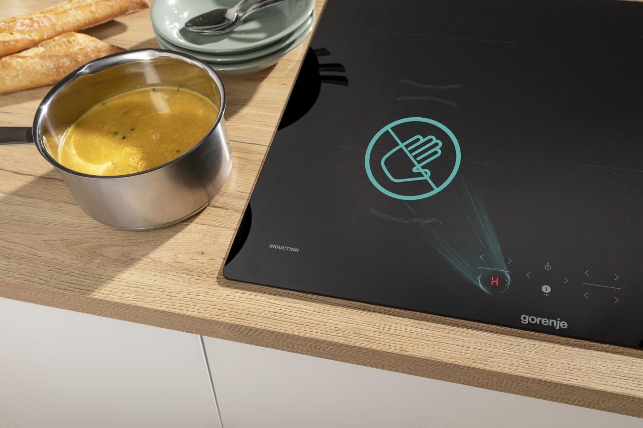 Gorenje GI6401BSCE в работе — кастрюля на индукционной зоне, индикатор нагрева активен
