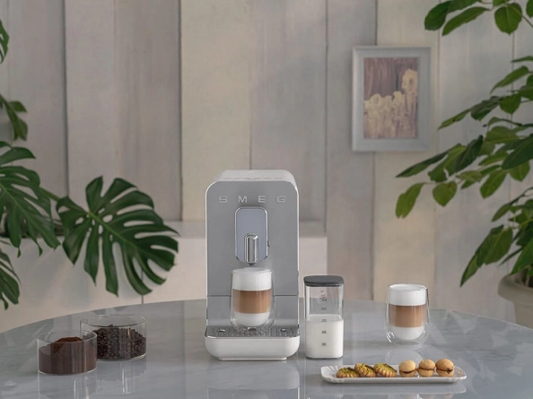 Smeg BCC12WHMEU кофемашина в интерьере кухни с чашками эспрессо и молочником