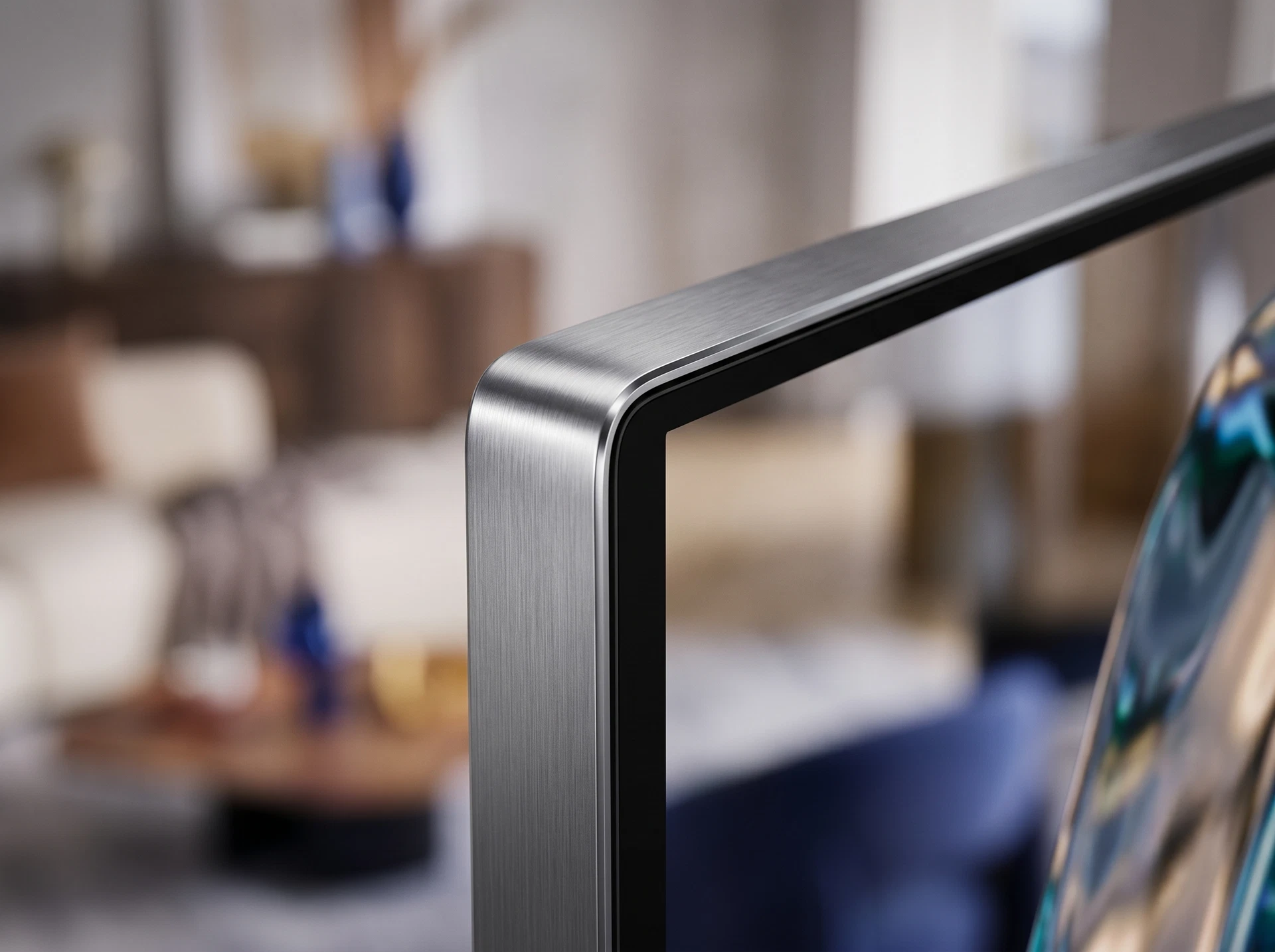 Samsung QE75QN80H — вид в интерьере, монтаж на стену в современной гостиной