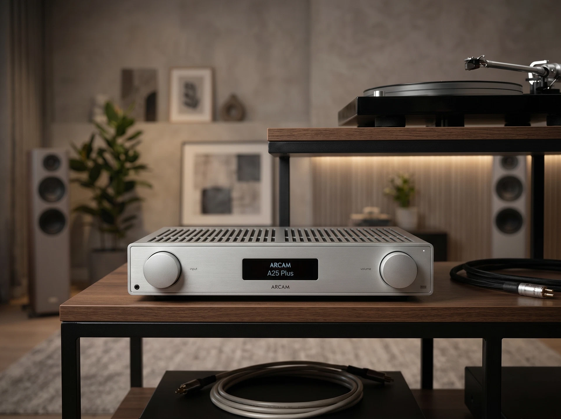 Arcam RADIA A25 Plus в интерьере домашней аудиосистемы