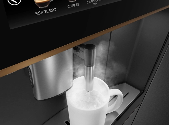 Smeg BCC13BLMEU — функция подачи пара и горячей воды для взбивания молока