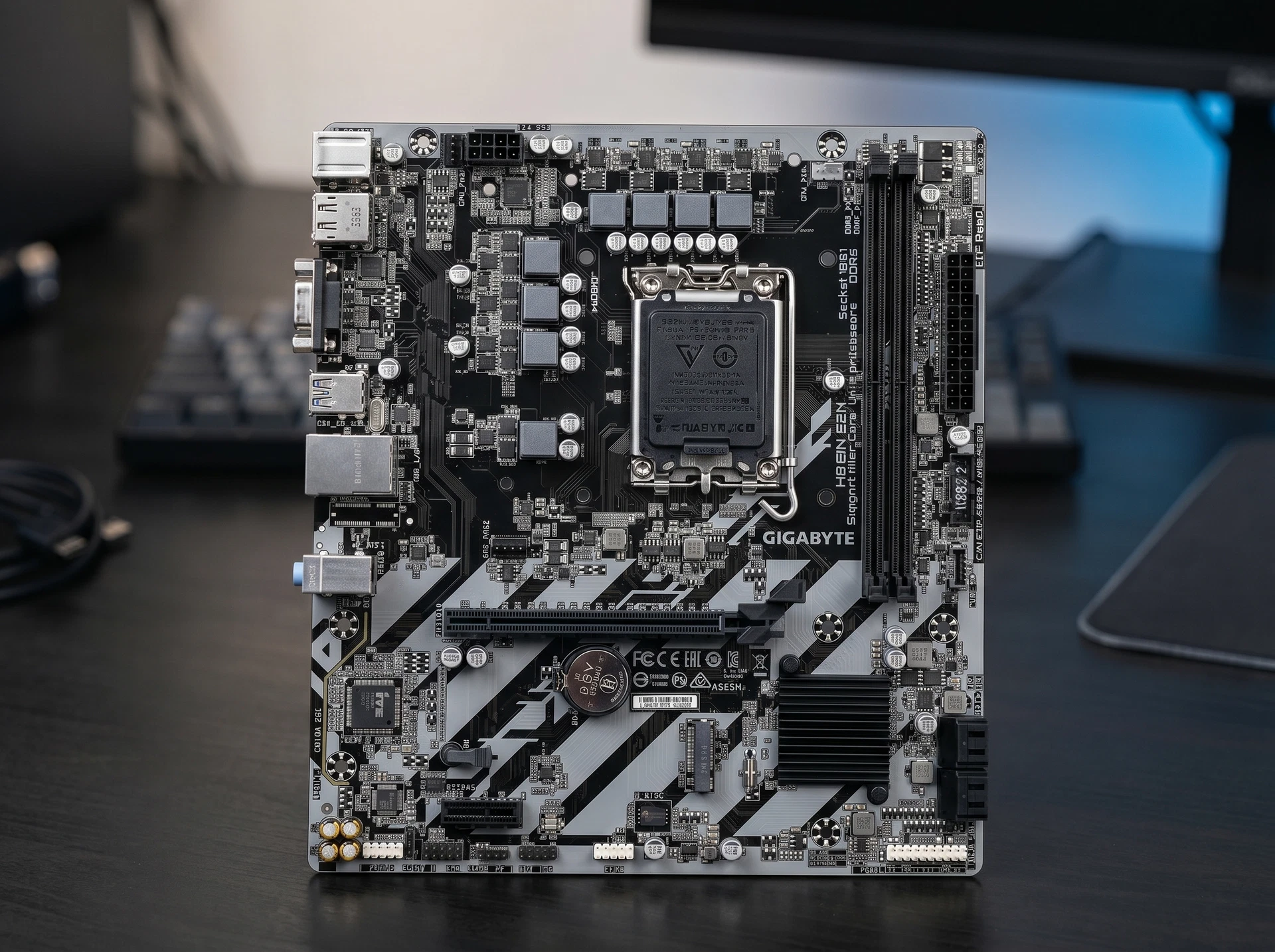 Материнская плата Gigabyte H810M H, Socket LGA 1851, Intel H810, mATX, RTL - фото в интерьере