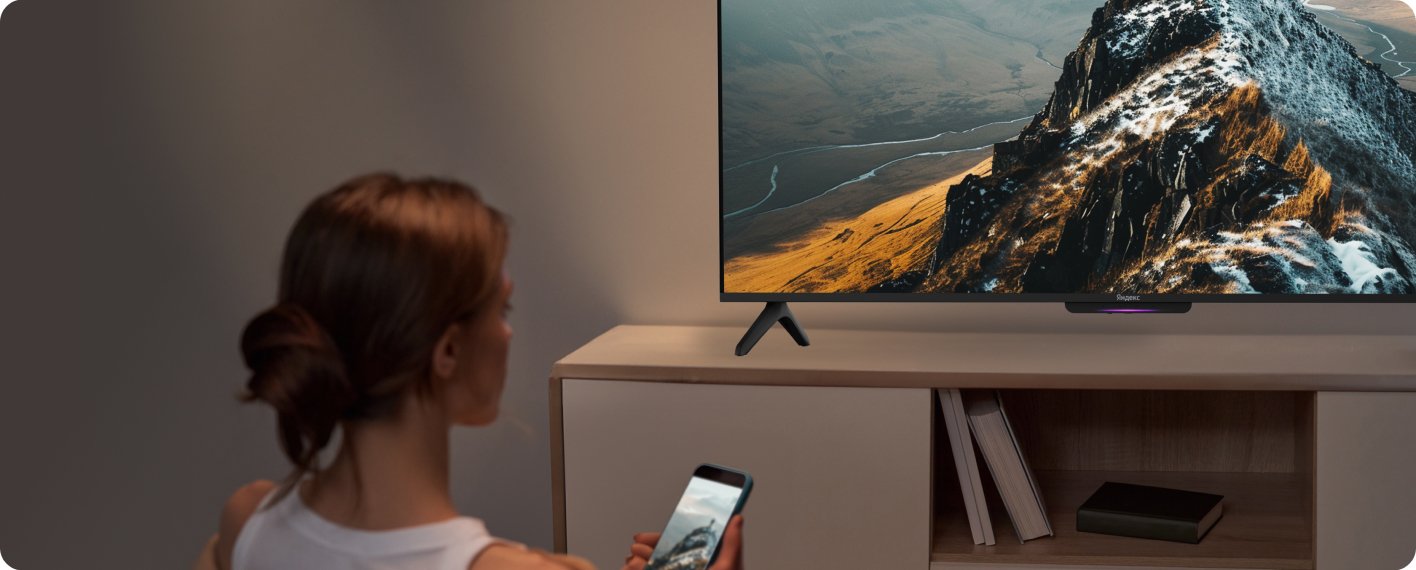Яндекс ТВ Станция Бейсик 55 в интерьере гостиной — 4K-изображение пейзажа на экране