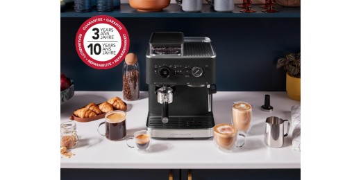 KitchenAid 5KES6551EPL белый вид спереди на кухонной столешнице