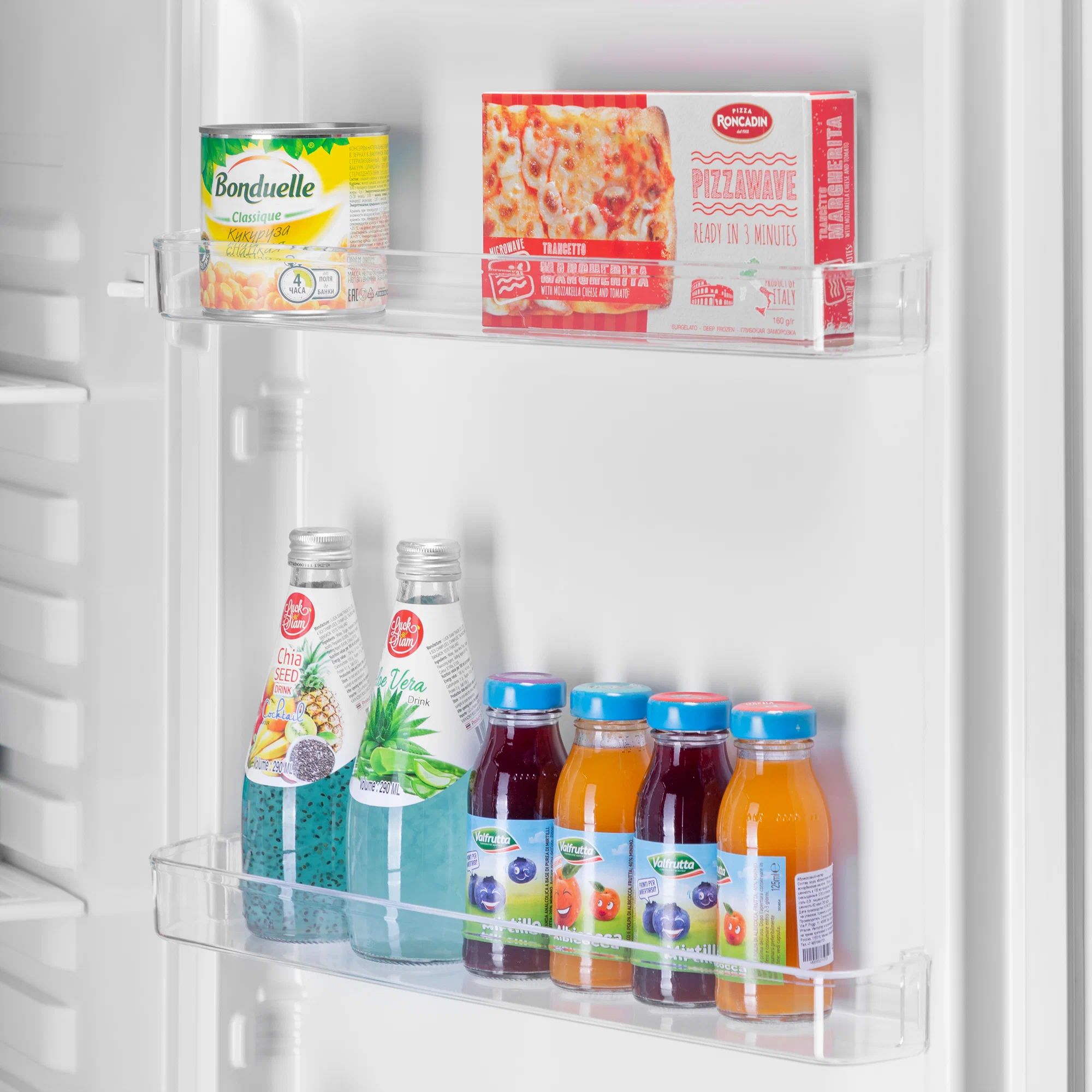 Maunfeld MFF177NFWE Total No Frost полки с продуктами внутри холодильника