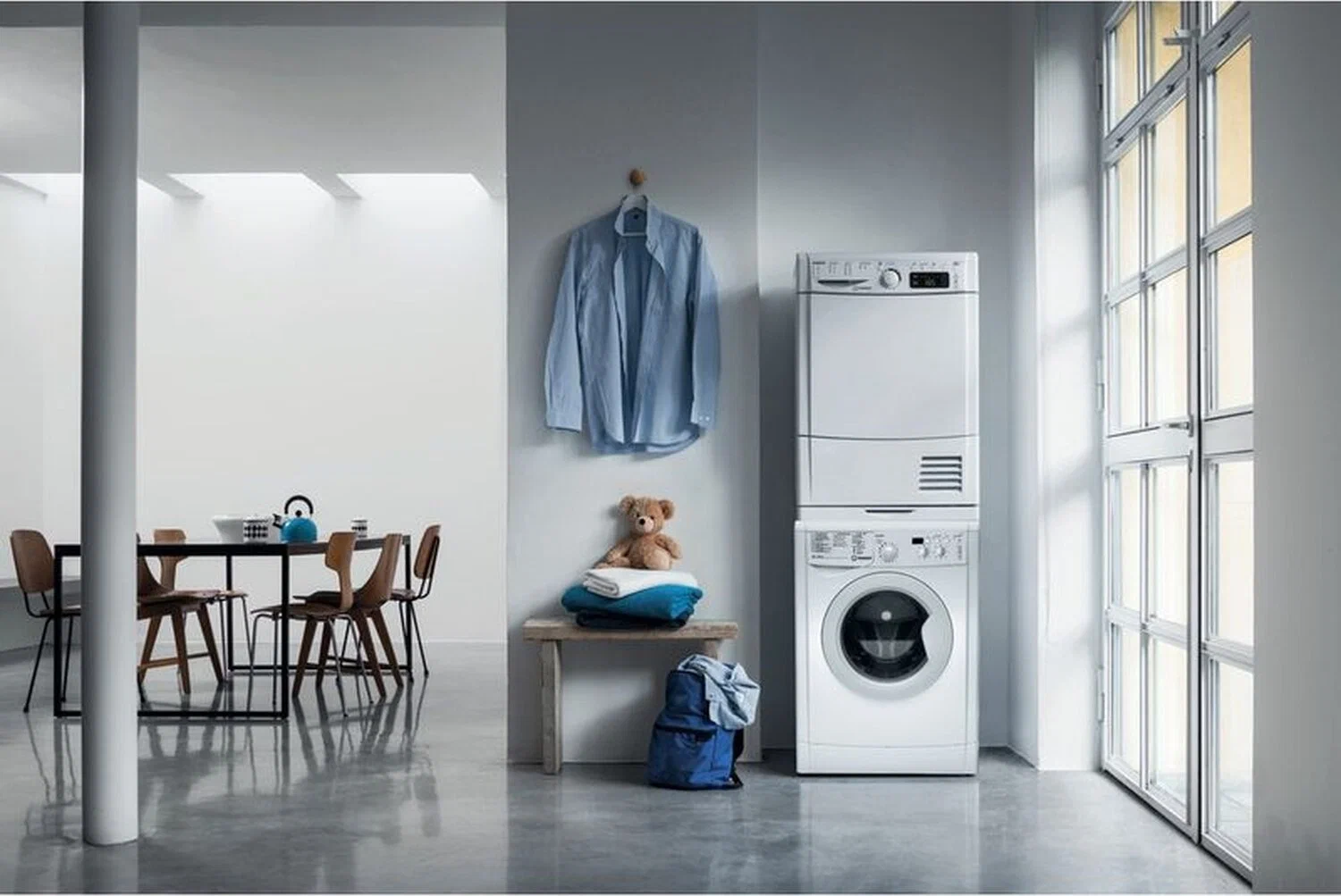Indesit IWSD 5085 в интерьере прачечной &mdash; вид спереди с панелью управления