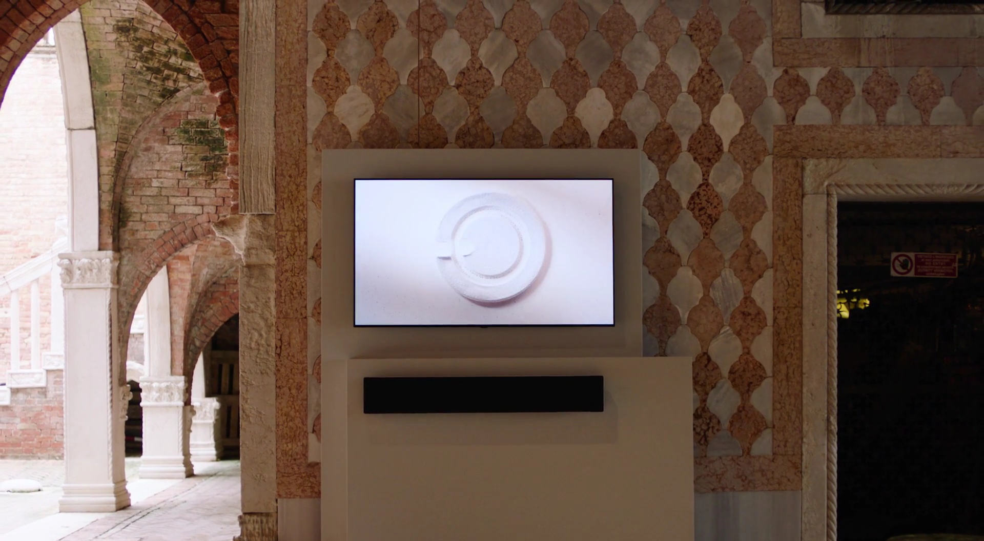 Bang & Olufsen Beosound Stage &mdash; размещение в интерьере