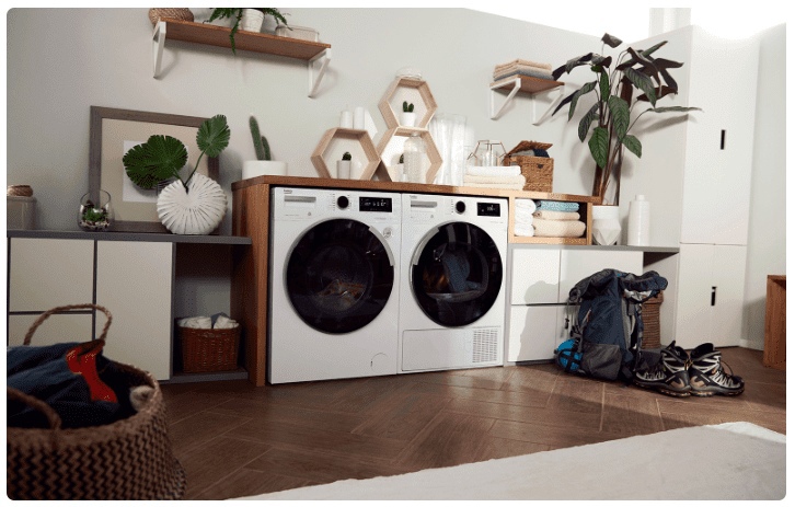 Beko Beyond B3WFR572W — две машины в современном интерьере, демонстрация компактных габаритов