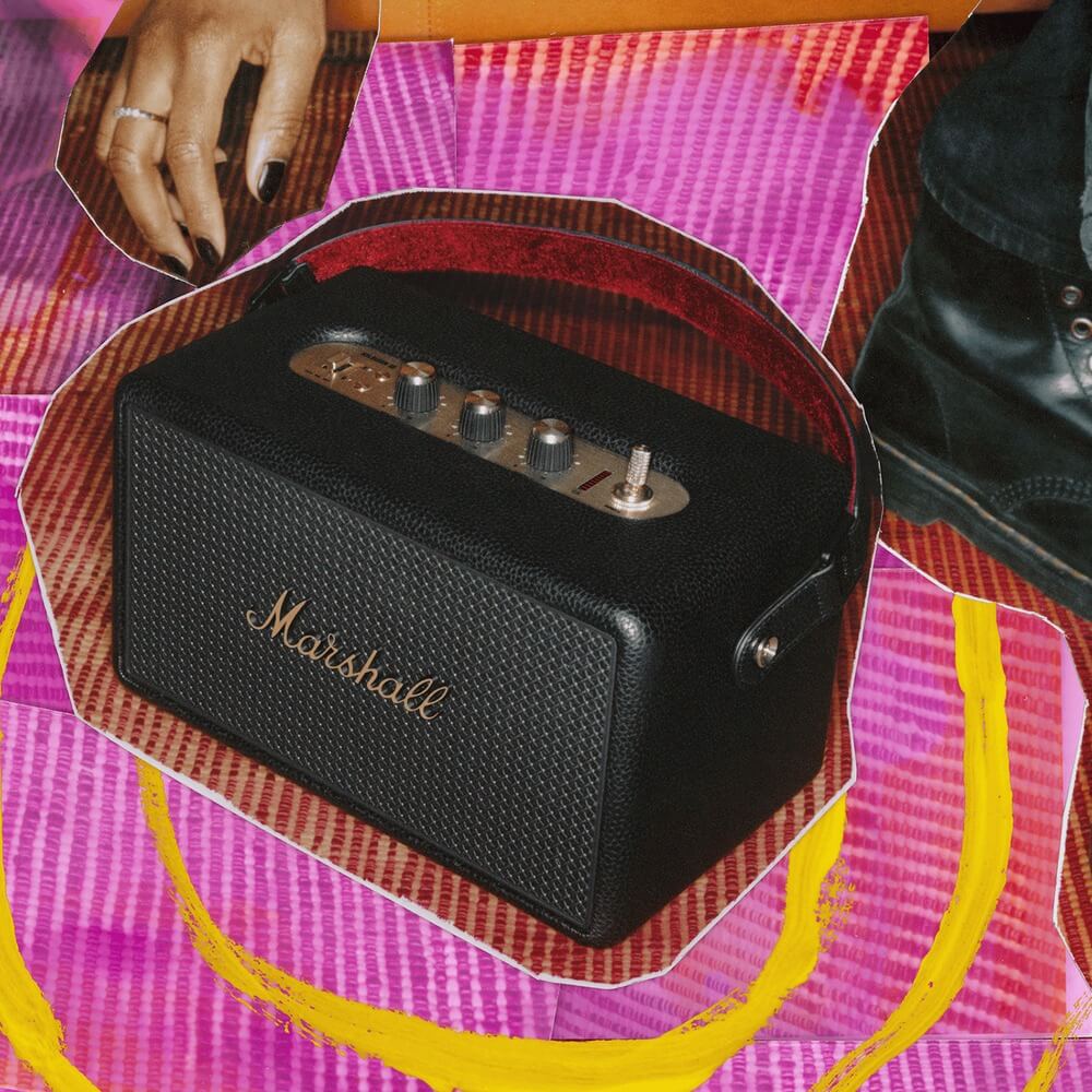 Marshall Kilburn III Black and Brass — вид спереди, текстурированная панель и три ручки управления