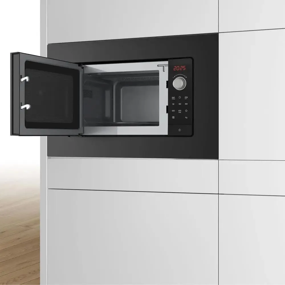 Bosch BFL523MB3 встраиваемая микроволновая печь в кухонном гарнитуре — чёрный корпус, электронная панель управления с дисплеем